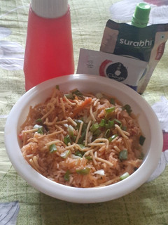 સેઝવાન ફ્રાઇડ રાઇસ (Schezwan Fried Rice Recipe In Gujarati) રેસીપી મુખ્ય ફોટો