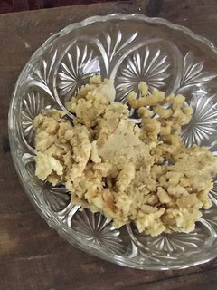 Una foto de Masa para tamal de la candelaria con cacahuate y dulces cristalizados