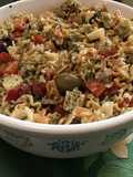 Salade de farfalles aux légumes, viandes grillées et olives