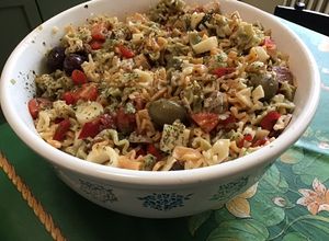 Une photo de Salade de farfalles aux légumes, viandes grillées et olives