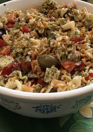 Une photo de Salade de farfalles aux légumes, viandes grillées et olives