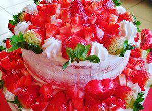 Foto di Torta naked con crema diplomatica all'arancia Tappeto di fragole