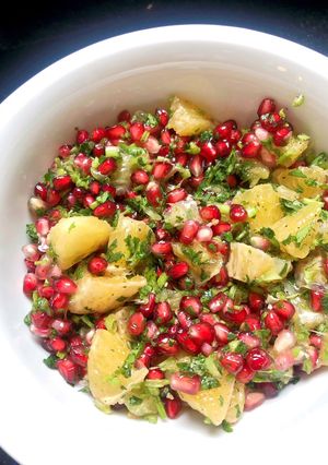 Una foto de Salsa de naranja con granada y cilantro 🌿
