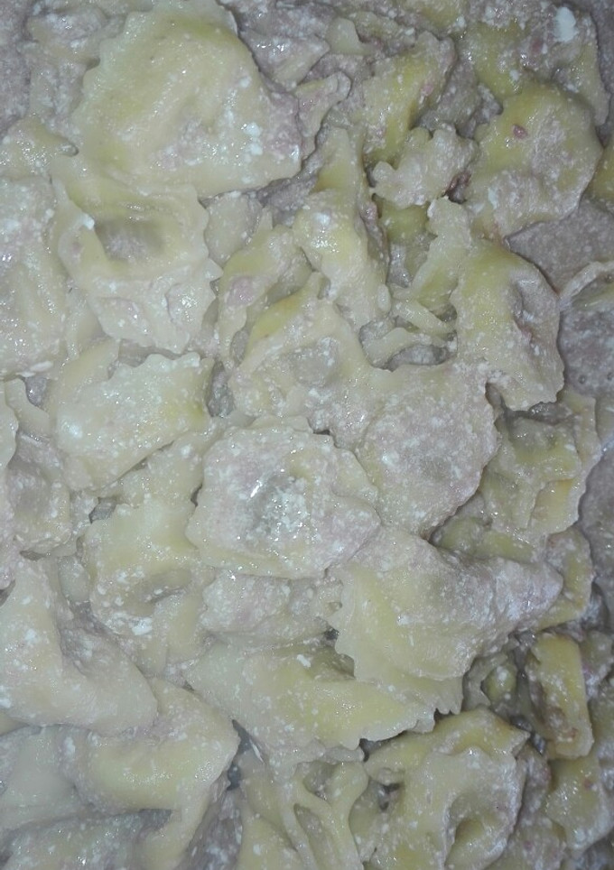 Una foto de Cappelletti con prosciutto crudo (pasta rellena)