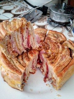 Una foto de Rosa de Fiambre. (sándwich enrollado al horno)