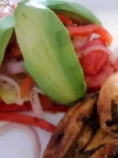 Una foto de Pollo al Horno con Papas Saltadas a lo Carmelita