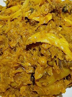 মাছের মাথা দিয়ে বাঁধাকপি ঘণ্ট (machher matha diye bandhakopi ghonto recipe in bengali) রেসিপির প্রধান ছবি