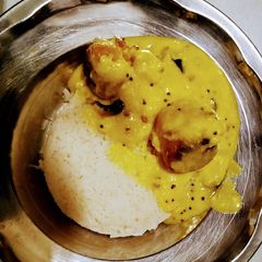 A picture of Kadhi chawal.