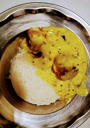 A picture of Kadhi chawal.