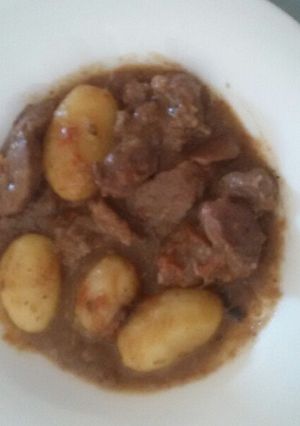 Una foto de Carrillada en salsa con patatas
