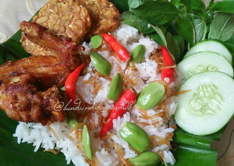 Bagaimana Menyiapkan Nasi Liwet Teri, Enak Banget