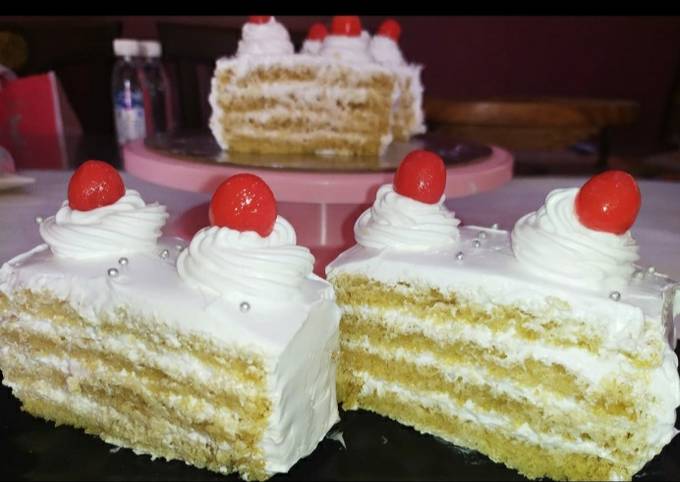 Strawberry Pastry at best price in Mumbai by Desiree The Cake Studio | ID:  6454112588