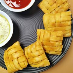 Cauliflower Mat Samosa A picture of Cauliflower Mat Samosa.