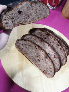 Una foto de Pan de cacao y arándanos deshidratados con amasadora eléctrica