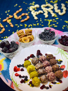 A picture of Nuts and dry fruits ball.