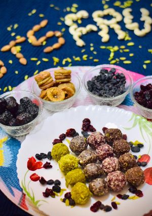 A picture of Nuts and dry fruits ball.