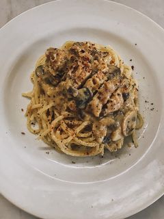 Foto resep Creamy Garlic Chicken Breast with Spaghetti Carbonara