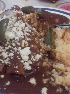 Una foto de Enmoladas mexicanas con polvo de camarón, con relleno de atún de lata y puré a lo ranchero