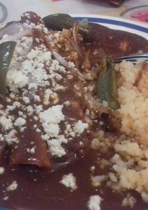 Una foto de Enmoladas  mexicanas con polvo de camarón, con relleno de atún de lata y puré a lo ranchero