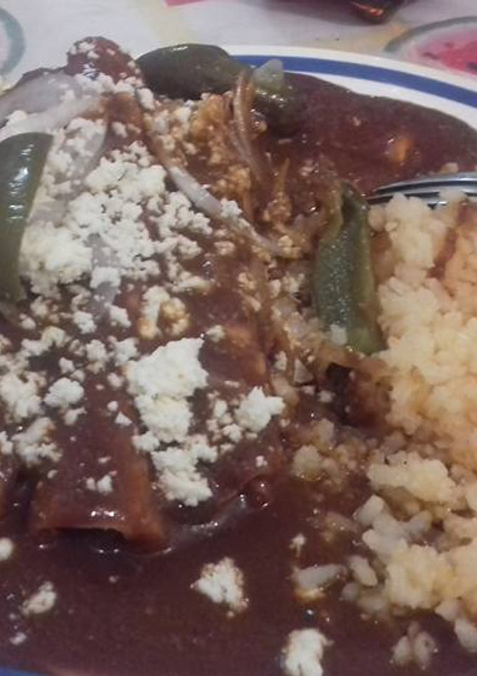 Una foto de Enmoladas  mexicanas con polvo de camarón, con relleno de atún de lata y puré a lo ranchero