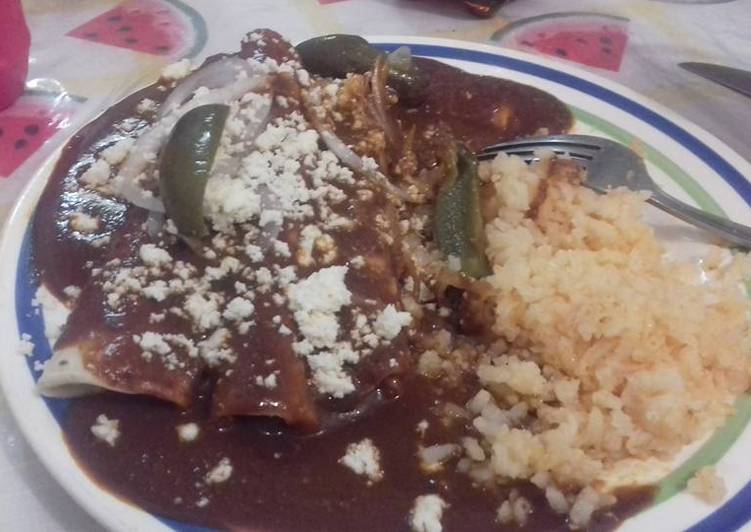 Enmoladas  mexicanas con polvo de camarón, con relleno de atún de lata y puré a lo ranchero