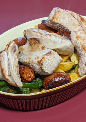 Una foto de Día de excesos: fritura de patatas, chorizos y pimientos semipicantes con secreto ibérico