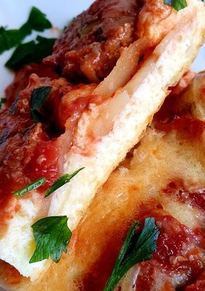 O poză a rețetei Pizza cu chiftele și blat din ouă cu cașcaval.