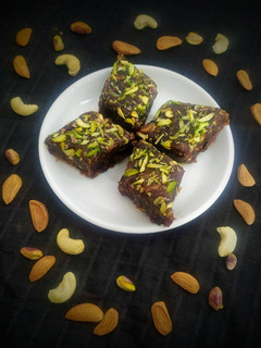 ખજૂર પાક (Khajoor Paak Recipe In Gujarati) રેસીપી મુખ્ય ફોટો