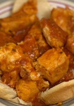 Φωτογραφία της συνταγής Κοτόπουλο με σάλτσα ντομάτας και μοτσαρέλα σε φωλιά από brioche