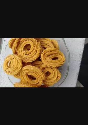 ચોખા ના લોટ ની ચકરી (Rice Flour Chakri Recipe In Gujarati) રેસીપી મુખ્ય ફોટો