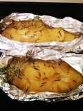 Filetti di spigola di mare al cartoccio con chips di patate croccanti