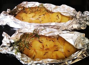 Foto di Filetti di spigola di mare al cartoccio con chips di patate croccanti