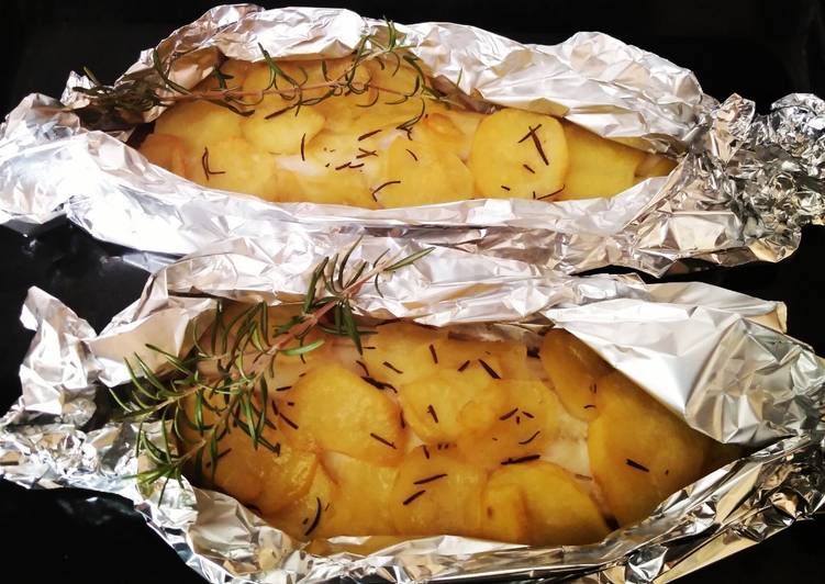 Filetti di spigola di mare al cartoccio con chips di patate croccanti