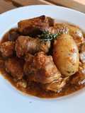 Cazuela de costillas, butifarras, champiñones y patatas