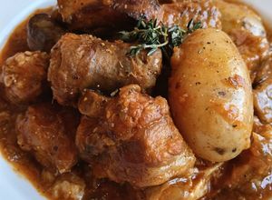 Una foto de Cazuela de costillas, butifarras, champiñones y patatas