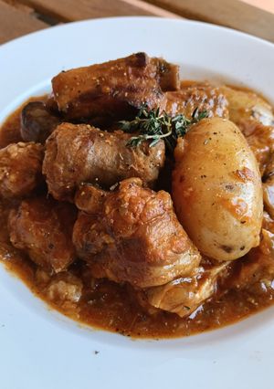 Foto principal de Cazuela de costillas, butifarras, champiñones y patatas