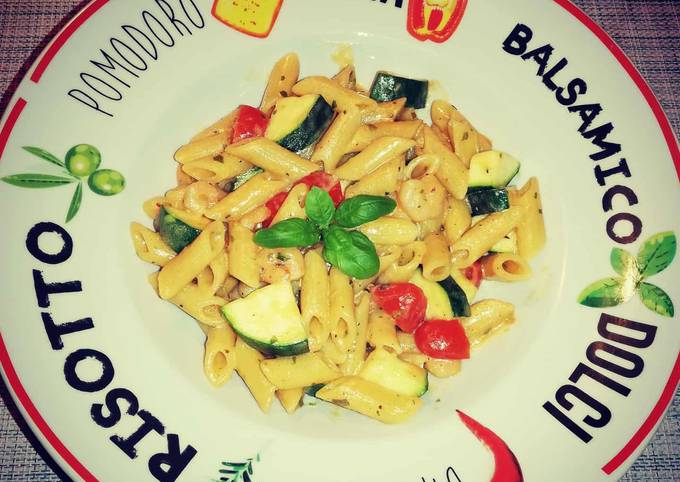 Penne mit Tomate und Zucchini