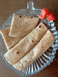 A picture of Phulka Roti and Ajwain Roti.