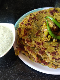 A picture of Makai jowar methi dhebra.