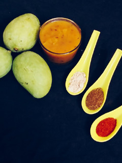 आम की खट्टी मीठी चटनी(aam ki khatti meethi chutney recipe in hindi) रेसिपी मुख्य फोटो
