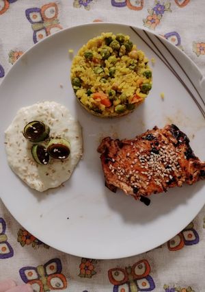 Foto di Salmone glassato con salsa di soia, porri caramellati e basmati alle verdure