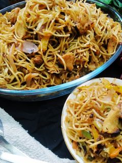 স্ট্রীট চিকেন চাউমিন (street chicken recipe in Bengali) রেসিপির প্রধান ছবি
