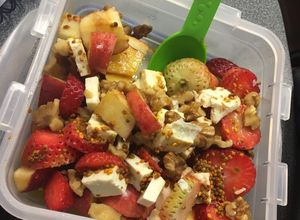 Una foto de Ensalada roja de frutas