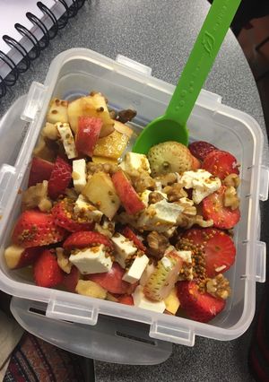 Una foto de Ensalada roja de frutas