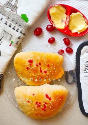 A picture of Calzone with Custard Cream.