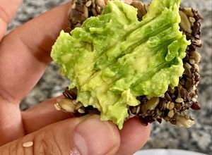 Una foto de Crackers de Semillas con Aguacate