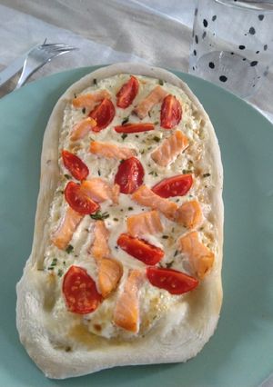 Une photo de Pizza saumon fumé
