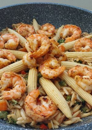 Une photo de Orzo aux Crevettes et Légumes Sautés