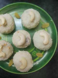 ரவா லட்டு(Raava laddu recipe in tamil) செய்முறை முக்கிய புகைப்படம்