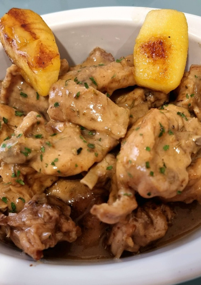 Una foto de Conejo al romero con manzanas (Receta de Karlos)